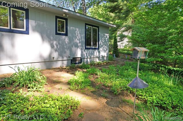 5236 Schlenker Road, Hamburg, MI 48139