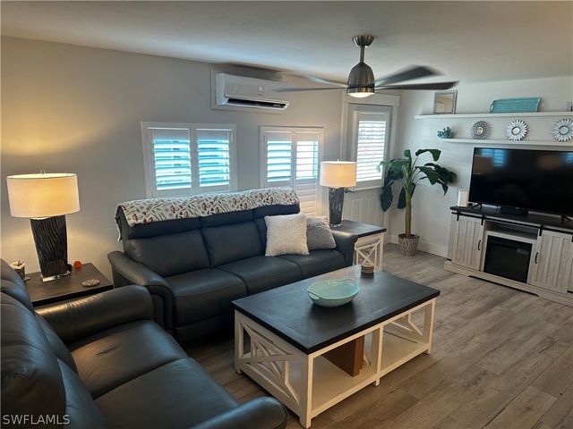 170 Pine Key LN 13, Naples, FL 34114