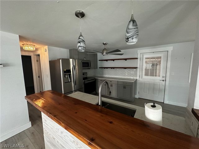 170 Pine Key LN 13, Naples, FL 34114
