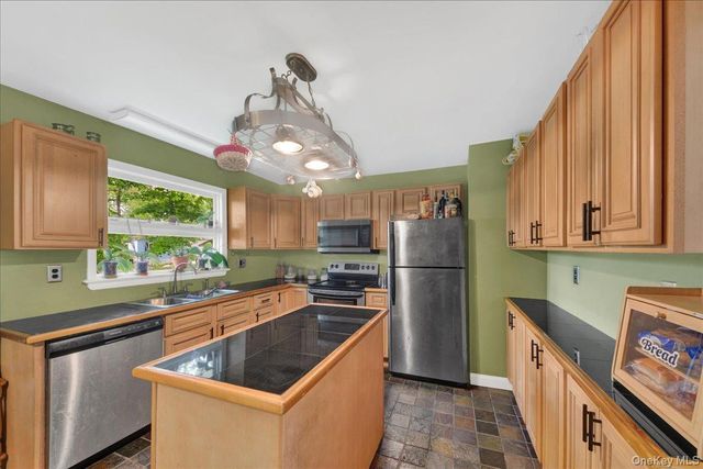 12 Elizabeth Lane, New Windsor, NY 12553