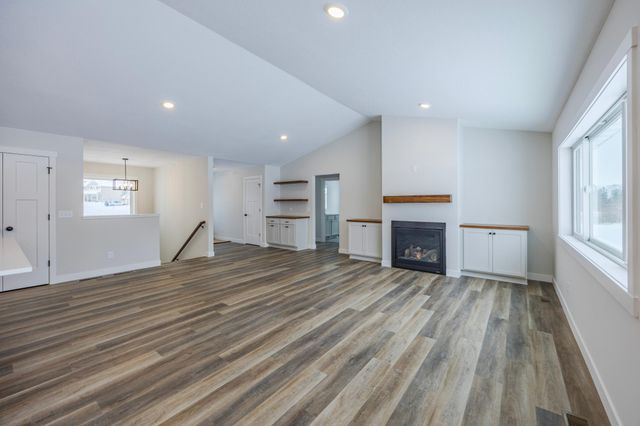 1660 Squirrel Way, New Richmond, WI 54017