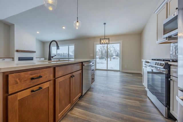 1660 Squirrel Way, New Richmond, WI 54017