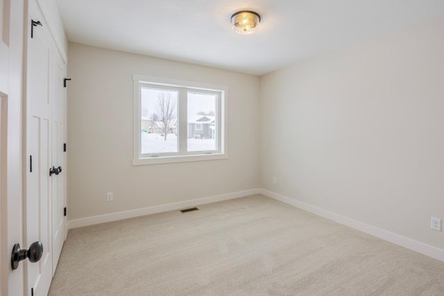 1660 Squirrel Way, New Richmond, WI 54017