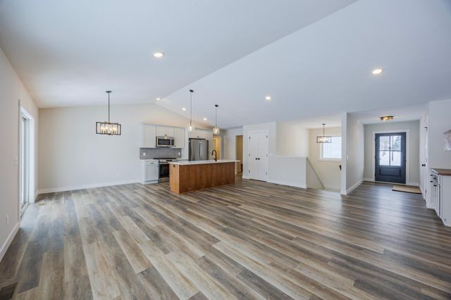 1660 Squirrel Way, New Richmond, WI 54017