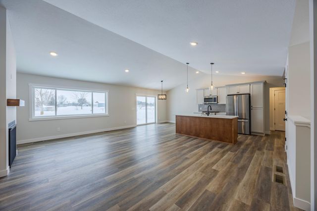 1660 Squirrel Way, New Richmond, WI 54017