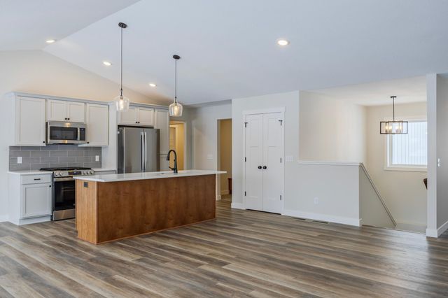 1660 Squirrel Way, New Richmond, WI 54017