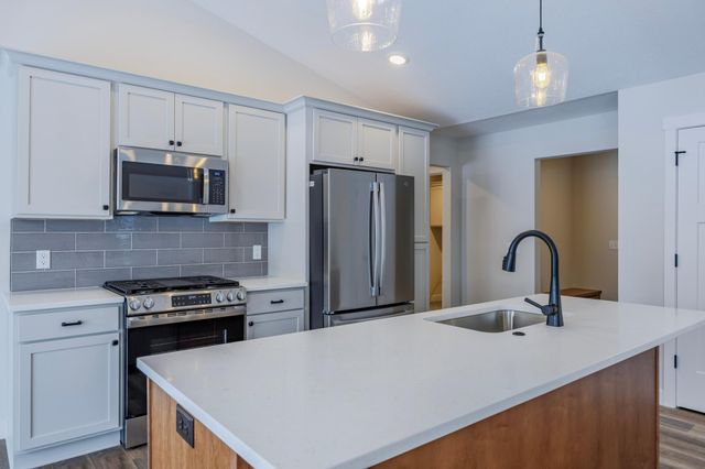 1660 Squirrel Way, New Richmond, WI 54017