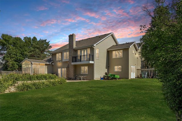 240 Cottonwood Drive, Vadnais Heights, MN 55127