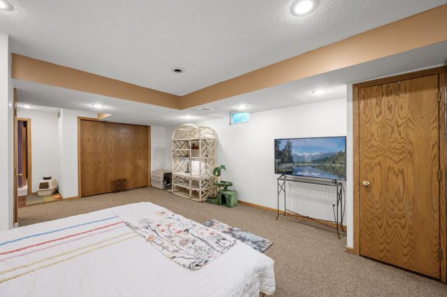 240 Cottonwood Drive, Vadnais Heights, MN 55127