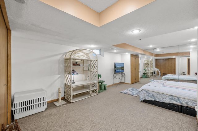 240 Cottonwood Drive, Vadnais Heights, MN 55127