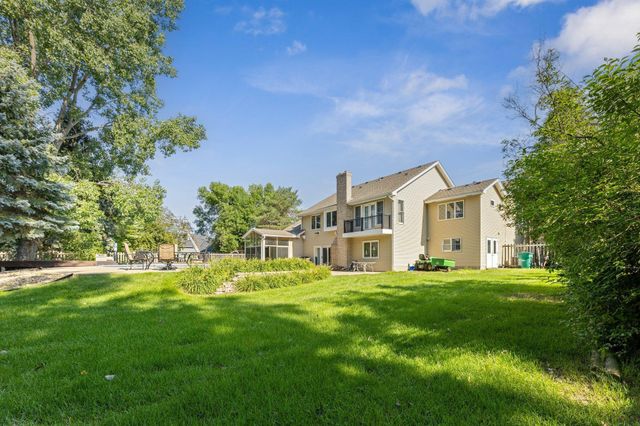 240 Cottonwood Drive, Vadnais Heights, MN 55127