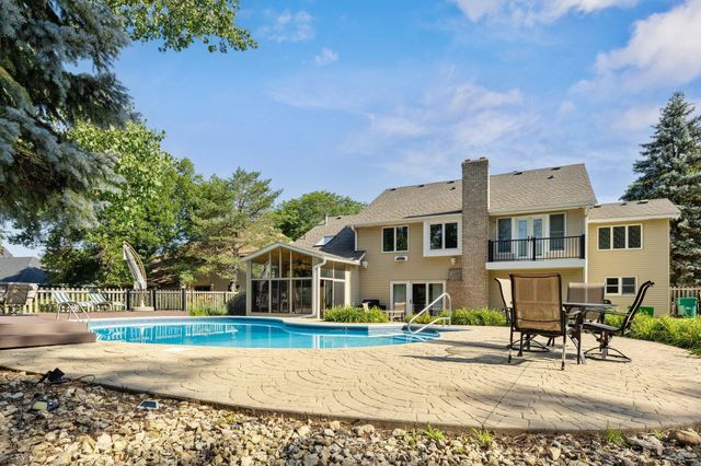 240 Cottonwood Drive, Vadnais Heights, MN 55127