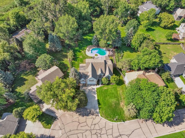 240 Cottonwood Drive, Vadnais Heights, MN 55127