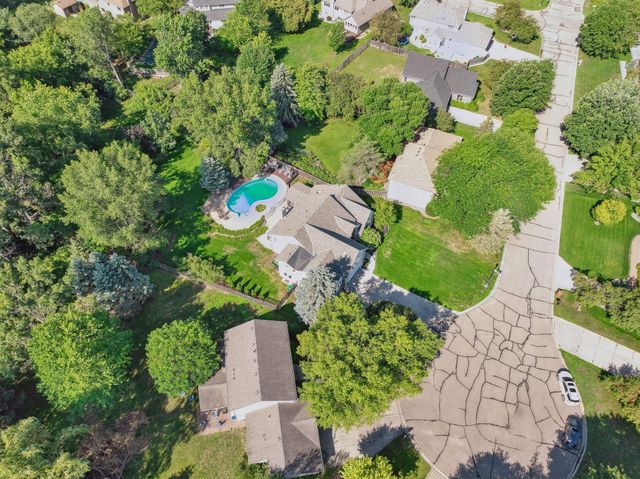 240 Cottonwood Drive, Vadnais Heights, MN 55127