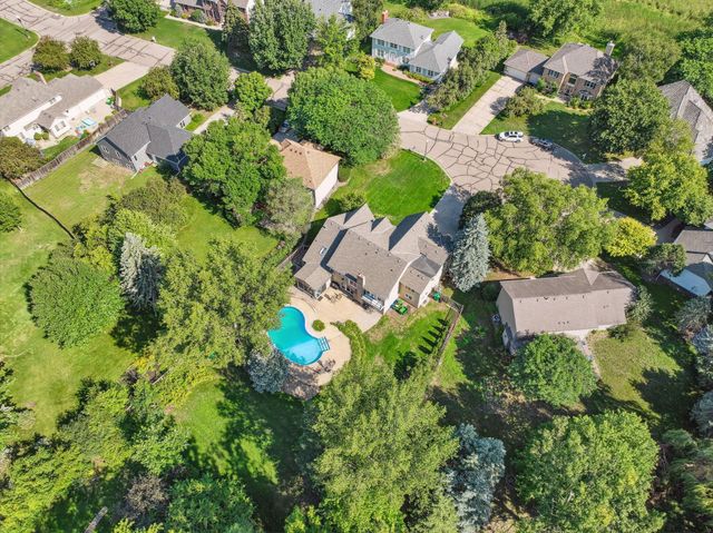 240 Cottonwood Drive, Vadnais Heights, MN 55127