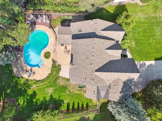 240 Cottonwood Drive, Vadnais Heights, MN 55127