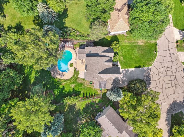 240 Cottonwood Drive, Vadnais Heights, MN 55127