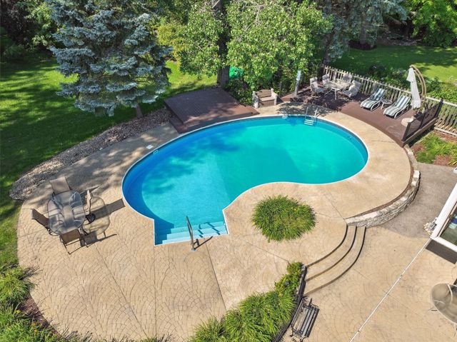 240 Cottonwood Drive, Vadnais Heights, MN 55127