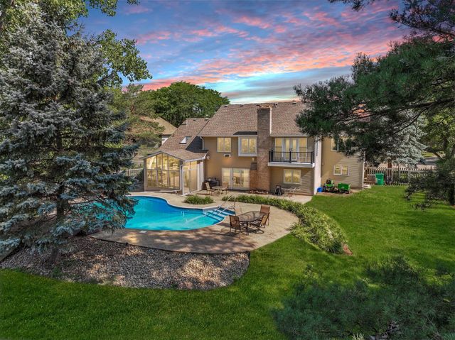 240 Cottonwood Drive, Vadnais Heights, MN 55127