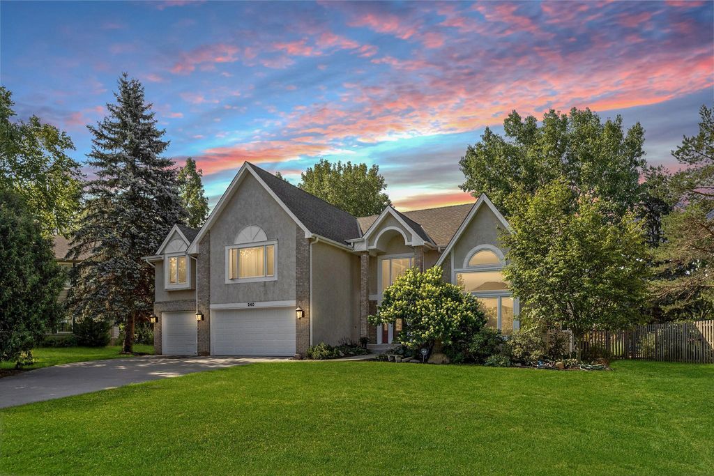 240 Cottonwood Drive, Vadnais Heights, MN 55127