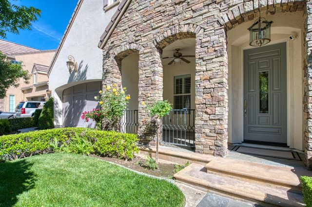 69 W Powers Avenue, Clovis, CA 93619