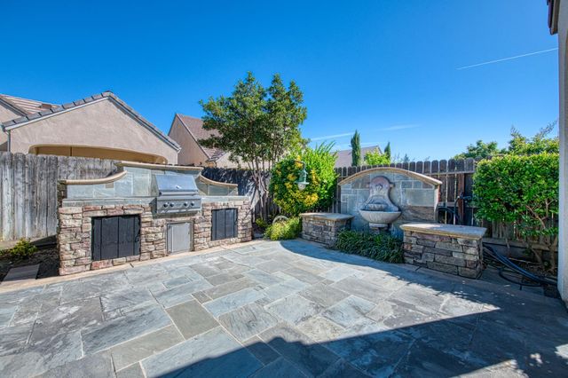 69 W Powers Avenue, Clovis, CA 93619