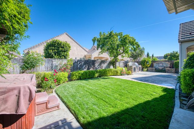 69 W Powers Avenue, Clovis, CA 93619