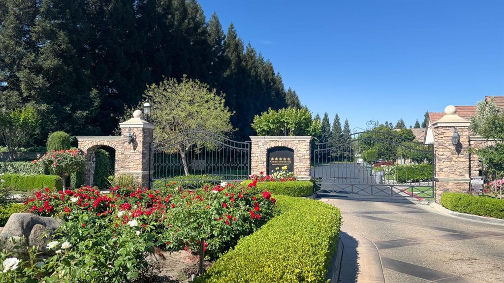 Image 5 of property listing at 69 W Powers Avenue, Clovis, CA 93619