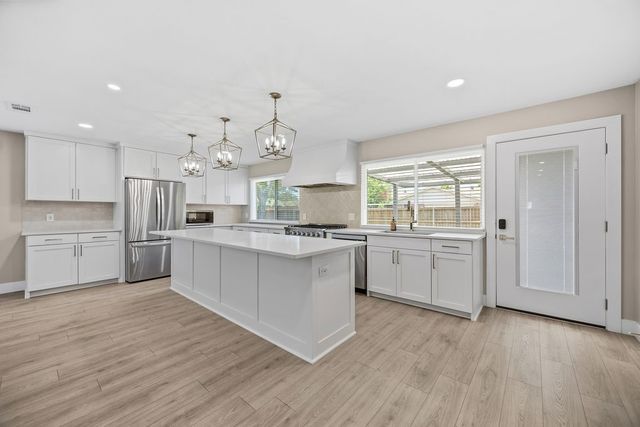 1912 Primrose Lane, Carrollton, TX 75007