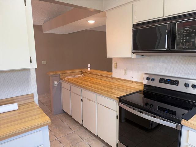 7131 HOLLOWELL DRIVE, Tampa, FL 33634