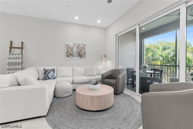 268 Indies DR E 202, Naples, FL 34114