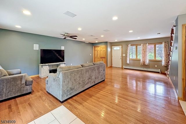 27 Seneca Ave, Rockaway Twp., NJ 07866