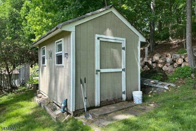 27 Seneca Ave, Rockaway Twp., NJ 07866