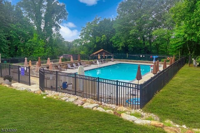 27 Seneca Ave, Rockaway Twp., NJ 07866