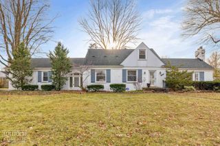 19980 W Clairview Court, Grosse Pointe Woods, MI 48236