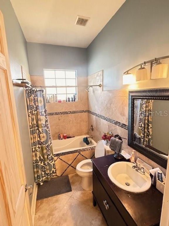 Image 22 of property listing at 7912 COURTLEIGH DRIVE, Orlando, FL 32835