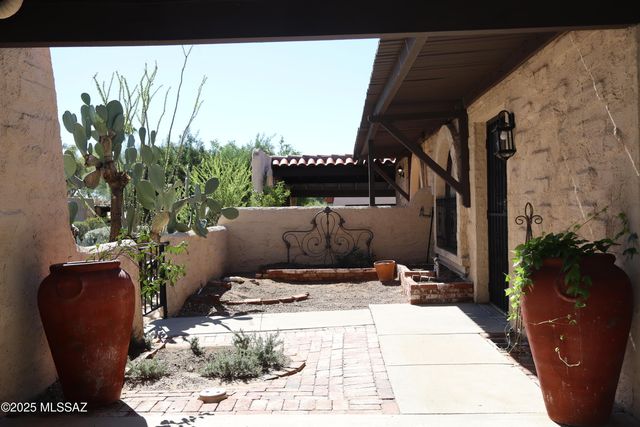 5213 N Tigua Drive, Tucson, AZ 85704