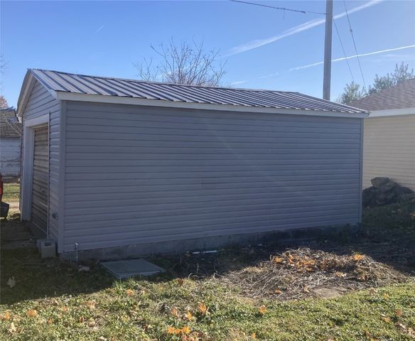 1002 S 8th Avenue, Vinton, IA 52349