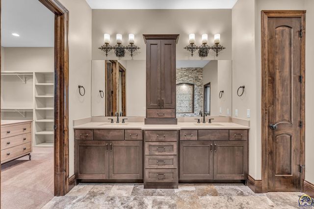 6413 SW Bayshore DR, Topeka, KS 66610