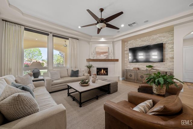 11302 Fulbourne Drive, Bakersfield, CA 93312