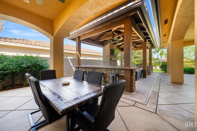 11302 Fulbourne Drive, Bakersfield, CA 93312