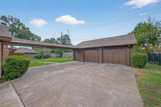 19515 Lockridge Drive, Spring, TX 77373