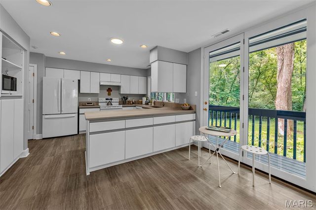 109 N Ballas Road B, Kirkwood, MO 63122