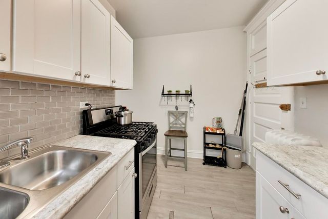 4822 W Hutchinson Street 9B, Chicago, IL 60641