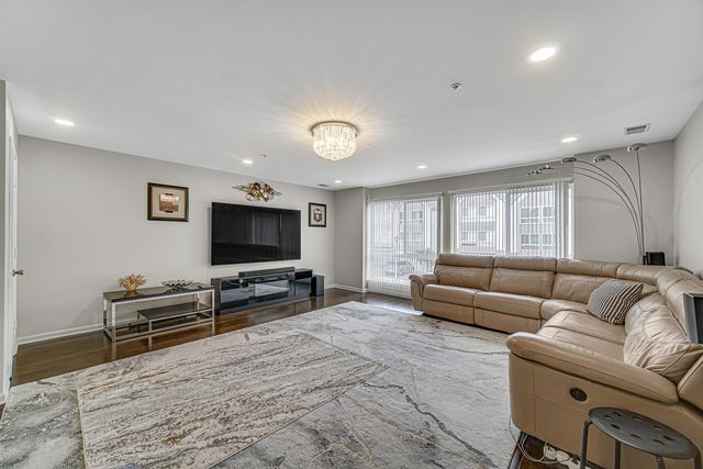 673 E FOUNTAINVIEW Drive 673, Mundelein, IL 60060