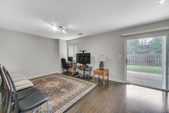 673 E FOUNTAINVIEW Drive 673, Mundelein, IL 60060