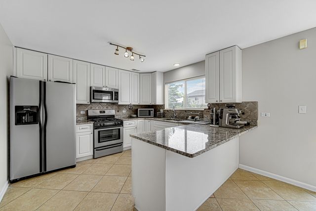 673 E FOUNTAINVIEW Drive 673, Mundelein, IL 60060