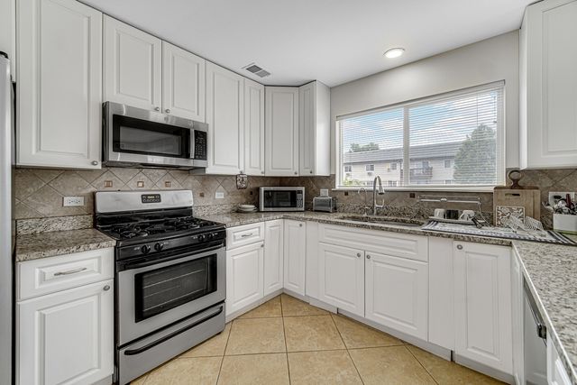 673 E FOUNTAINVIEW Drive 673, Mundelein, IL 60060
