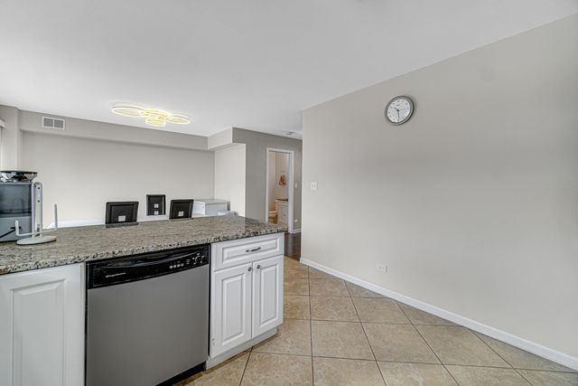 673 E FOUNTAINVIEW Drive 673, Mundelein, IL 60060