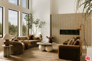 2380 Venus Drive, Los Angeles, CA 90046